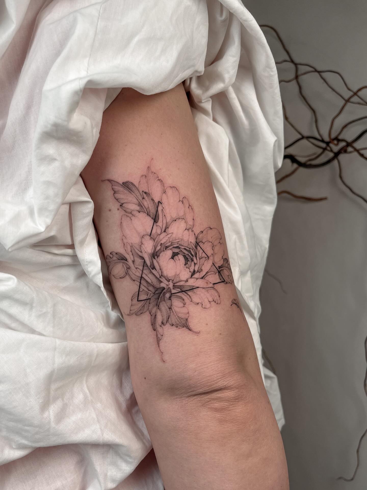 Piwonia geometryczna – fine line & black & grey